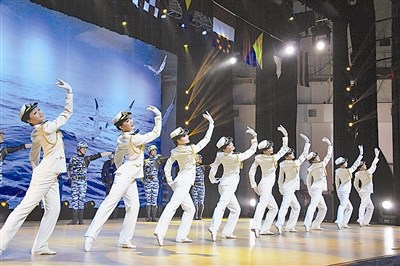 各国海军官兵齐聚一堂海政文工团演员表演舞蹈