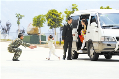 武警云南总队大理支队协调用车保障探亲军属