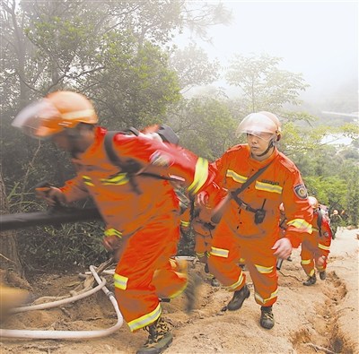 汕头金平人武部组织民兵开展扑救山火演练(图)