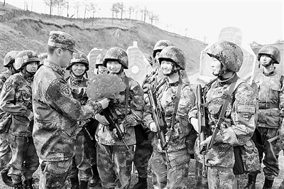 沈阳军区某团轻武器射击爆冷门女兵成枪王(图)