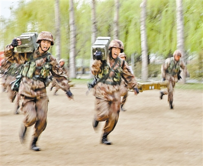 第39集团军某团官兵开展模拟装载弹药训练(图)