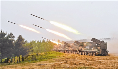 第1集团军某团组织部队进行实兵实弹战术演练(图)