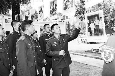 云南边防某团五连举办摄影展指导员讲戍边事迹