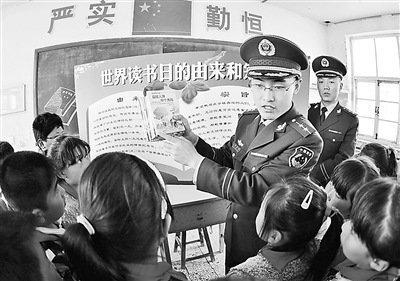 滦南公安边防大队官兵到辖区小学开展班会活动