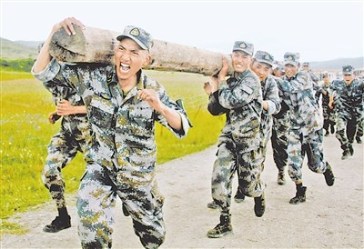 第13集团军某部开展体能训练官兵比赛扛圆木