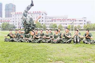 �侯8743���ӽ����������չ��ɫ����ѵ����ͼ��