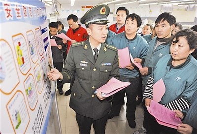 武警官兵为进城务工人员提供法律咨询服务(图)