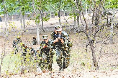 �侯����ָ��ѧԺ��֯ѵ��ѧԱչ�������ߡ�