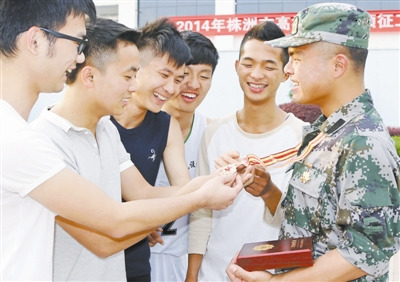 佩戴军功章的退役大学生士兵与同学交流服役体会