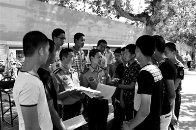 山东昌邑市人武部工作人员向青年宣讲征兵政策