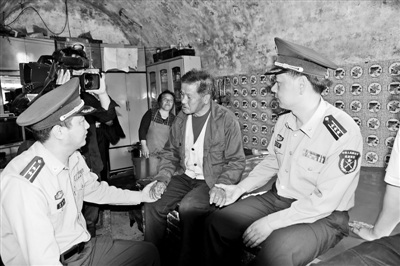 山西孝义人武部组织党员干部走访慰问在乡老军人