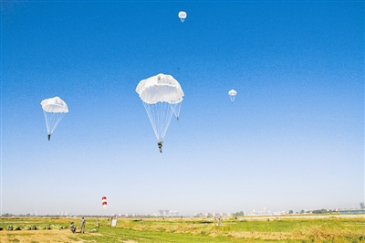 北京军区某旅伞降训练:特战队员从天而降对地实射