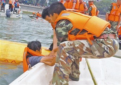 武警江西省总队上饶市支队官兵救起意外落水者