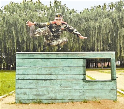 相恋6年女友提分手武警某部上士愈挫愈勇6立军功