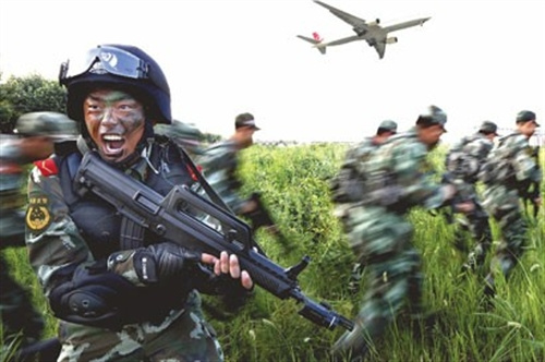 上海机场等部门守卫武警举行实兵对抗演练(图)