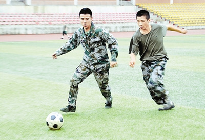 �ɶ�����ĳ����֯��ɫ����ѵ���ٱ�̧��̥����