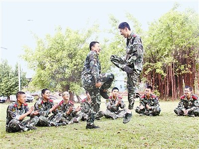 武警钦州市支队提出快乐训练战士比赛“斗鸡”