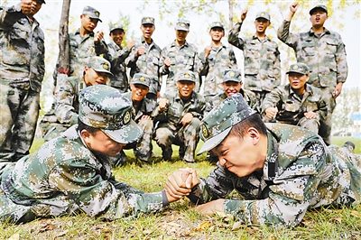 北京军区某旅新兵在训练间隙比赛掰手腕(图)