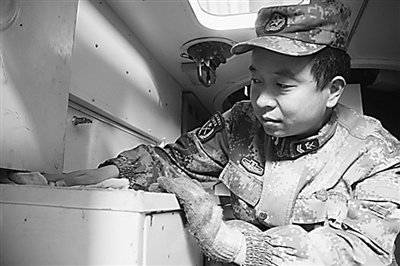 �½�����ĳʦ��ʿ������ǰ�����������л��ڣ�ͼ��