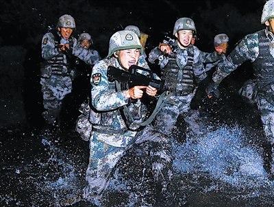 "夜老虎"逞威!解放军高原夜练进攻战(组图)