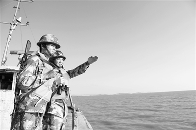 广东江门新会民兵背枪与海事部门联合巡海(图)