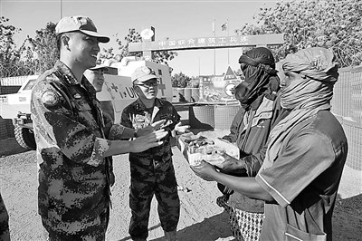 ��ž��ں����Ͼ��ջ����ű�¶Ů��Ƶ�׷��ǣ�ͼ��