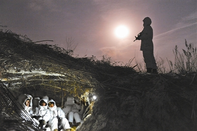 解放军战士拉练夜睡草窝棚排长持枪站岗(图)