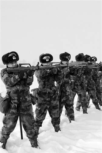 乌鲁木齐警备区民兵预备役射击 雪埋脚踝(图)