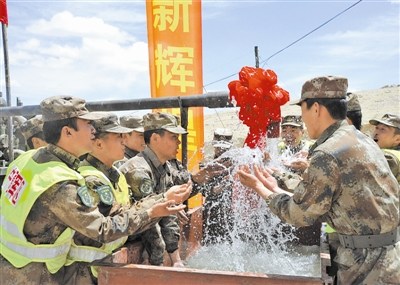 宁夏军区某给水工程团官兵赴西藏阿里地区执行找水打井任务,和边防连