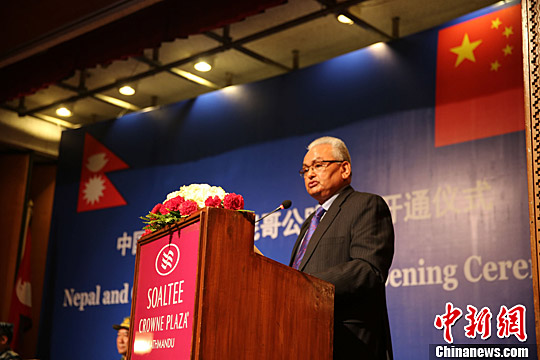 图为尼泊尔外长潘迪6日在中尼阿尼哥公路重新开通仪式上致辞.赵延 摄