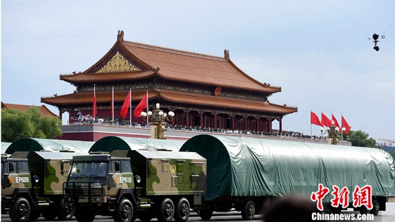 9·3阅兵:东风5b核导弹方队接受检阅