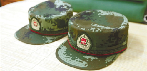 新兵头太大没合适作训帽 战友向他看齐找不到线