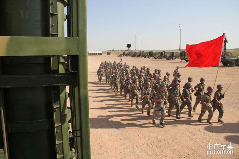 兰州军区某防空旅锤炼信息系统防空打击能力