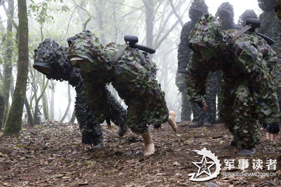 赤脚穿林生吞活物解放军某部丛林野训