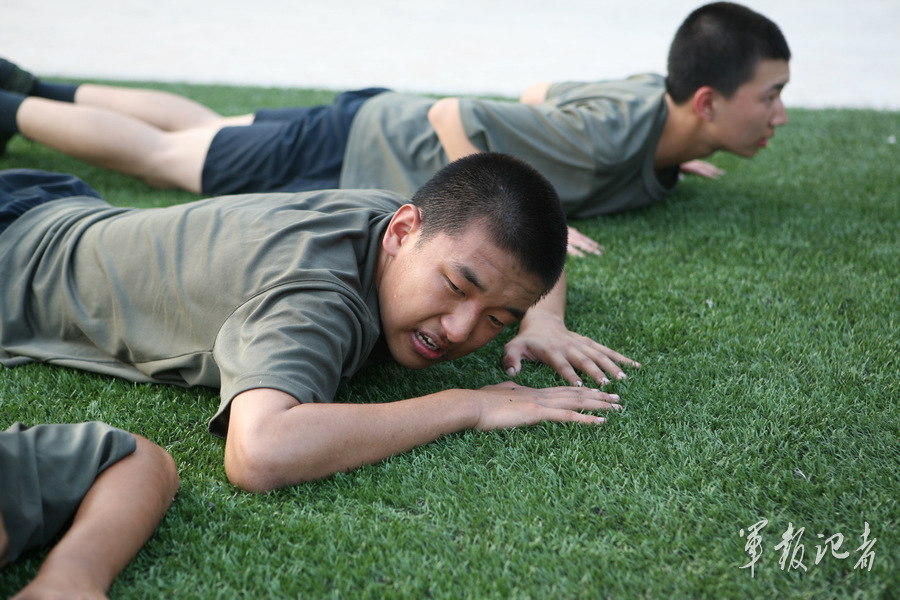 中国军校新学员军政基础强化训练:体能训练