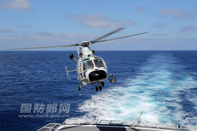 海军第十一批护航编队"青岛"舰直升机升空巡逻 汪汉宗 摄影发布时间
