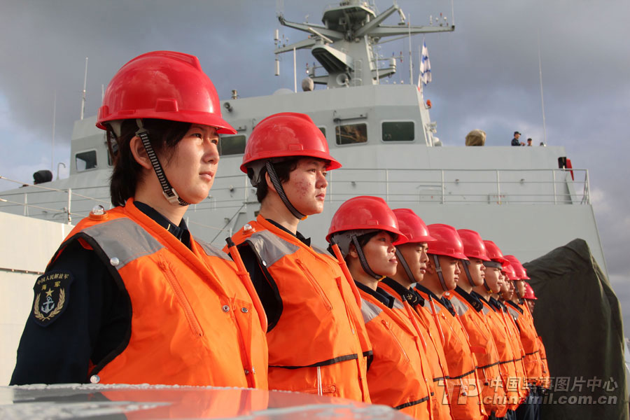 中国海军"井冈山"舰首批女舰员出海训练