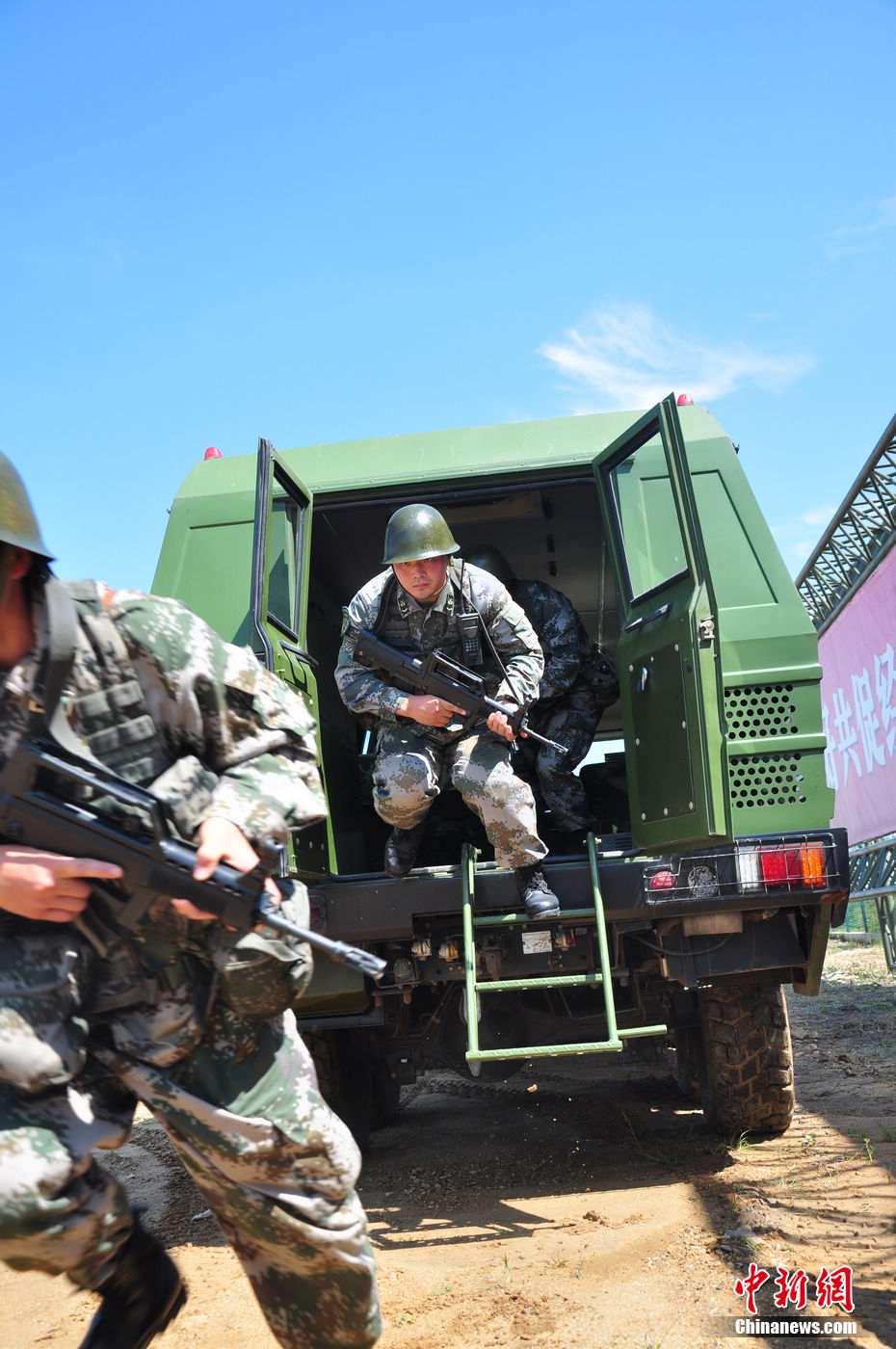 直击辽宁省军区某边防团官兵边境巡逻