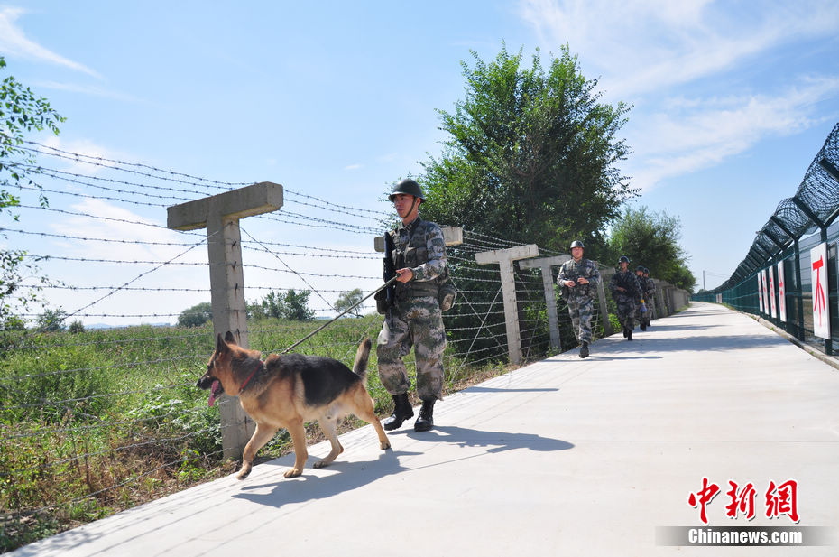 直击辽宁省军区某边防团官兵边境巡逻