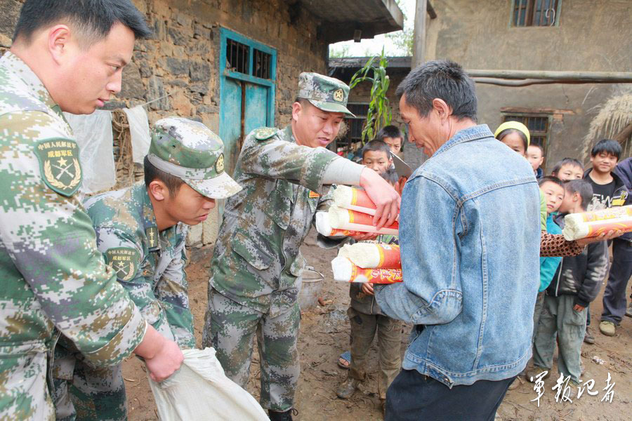 成都军区某炮兵旅官兵回访慰问灾区群众