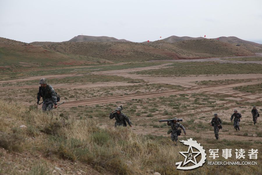 兰州军区某炮兵团千里驰赴贺兰山展开实弹演习