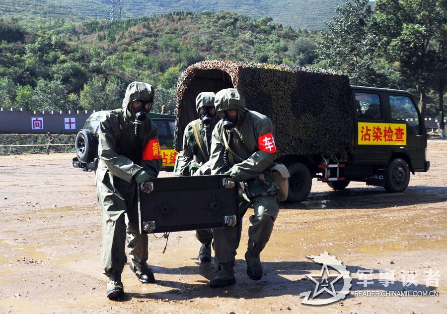 北京军区某集团军防化团开展实战演练