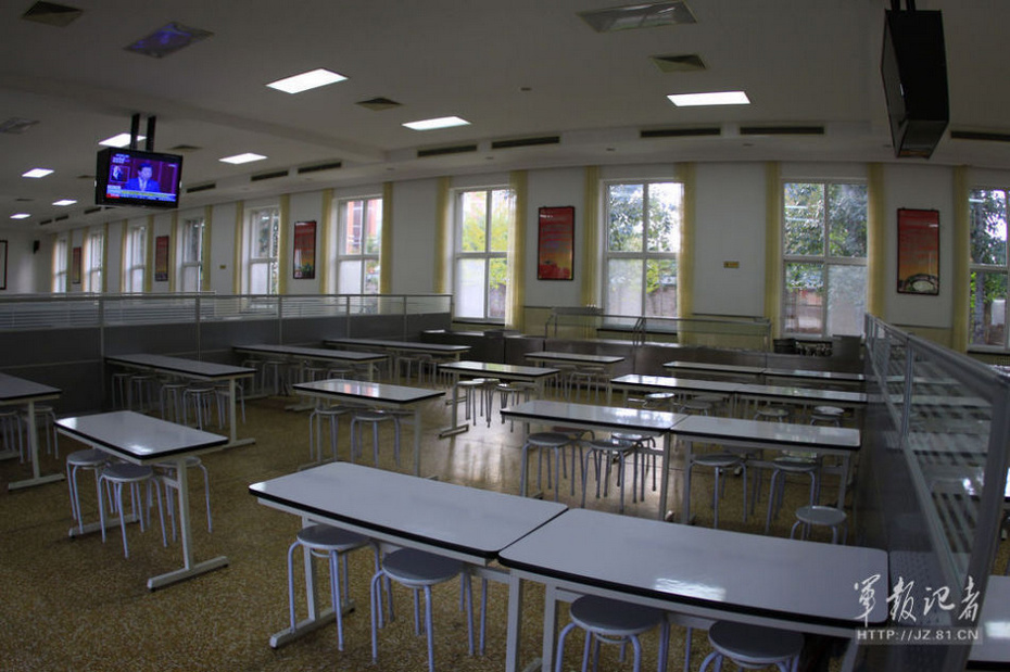 中央警卫团部队伙食保障曝光 炊具先进食堂整洁