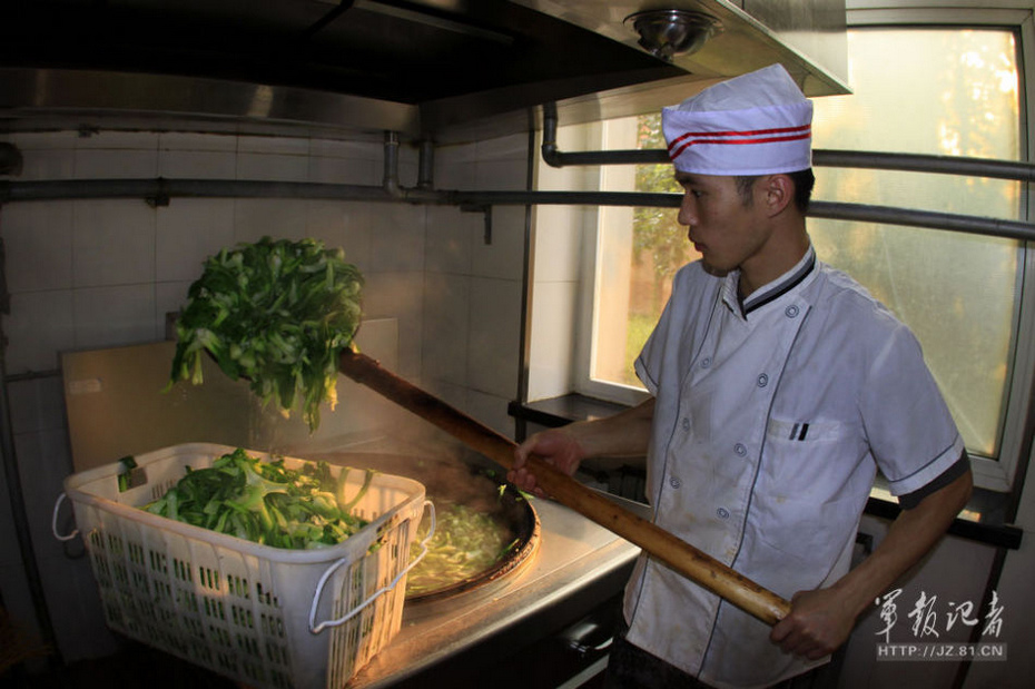 中央警卫团部队伙食保障曝光炊具先进食堂整洁