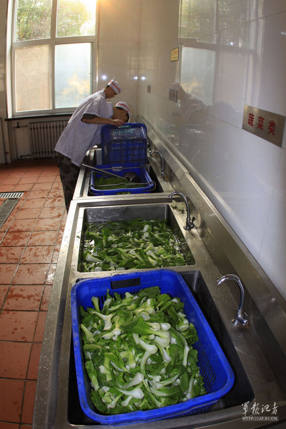 中央警卫团部队伙食保障曝光炊具先进食堂整洁