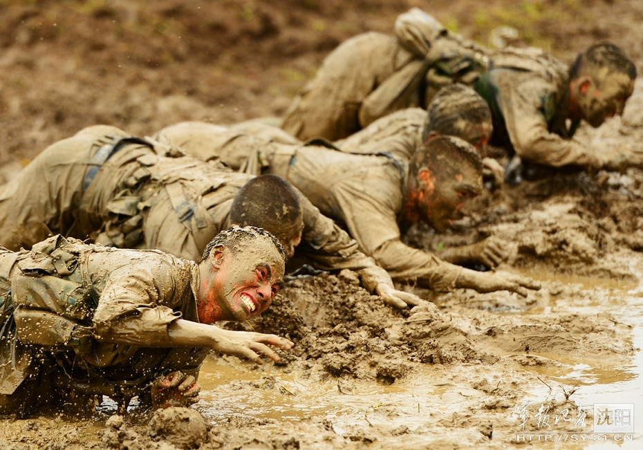 沈阳军区某部官兵泥地摸爬滚打砺练过硬本领