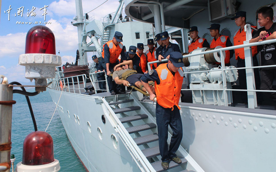 直击中国海军救援16名沉船遇险渔民全程