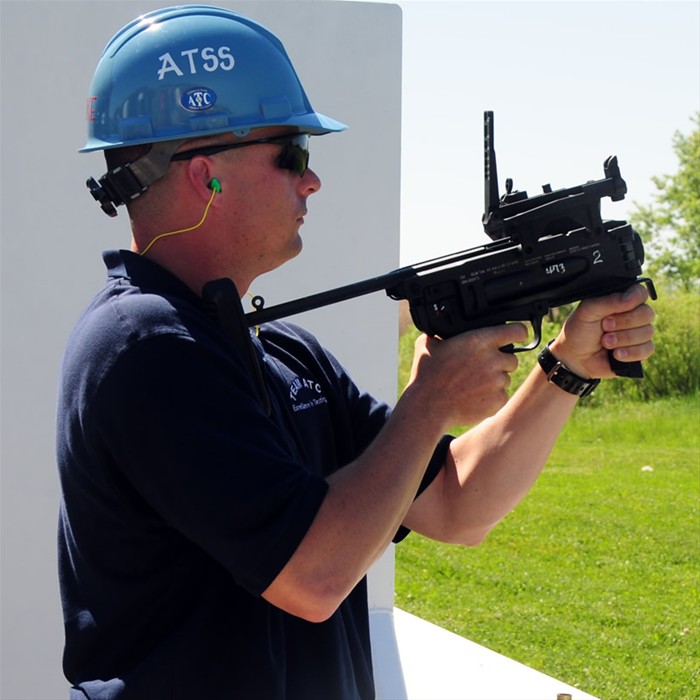 美国陆军开始装备手持式榴弹发射器