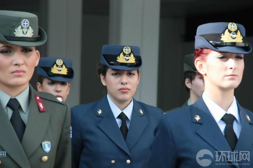 希腊三军女兵集体亮相 眉宇间展露浪漫神韵