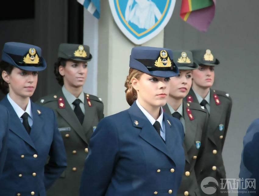 希腊三军女兵集体亮相 眉宇间展露浪漫神韵